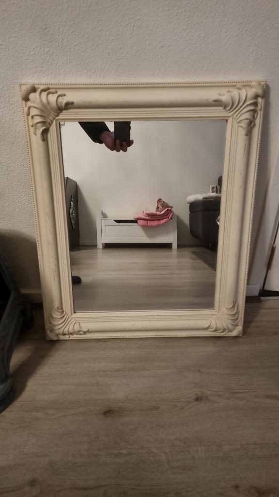 Beige barok spiegel met sierlijke lijst., Ophalen, Zo goed als nieuw, Minder dan 100 cm, Rechthoekig