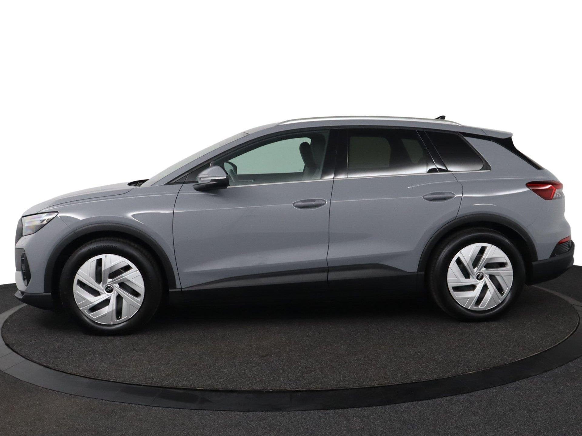 Audi Q4 e-tron 35 Launch edition 55 kWh |ACC|Sfeerverlichtin, Auto's, Audi, Automaat, Gebruikt, Zwart, 1865 kg