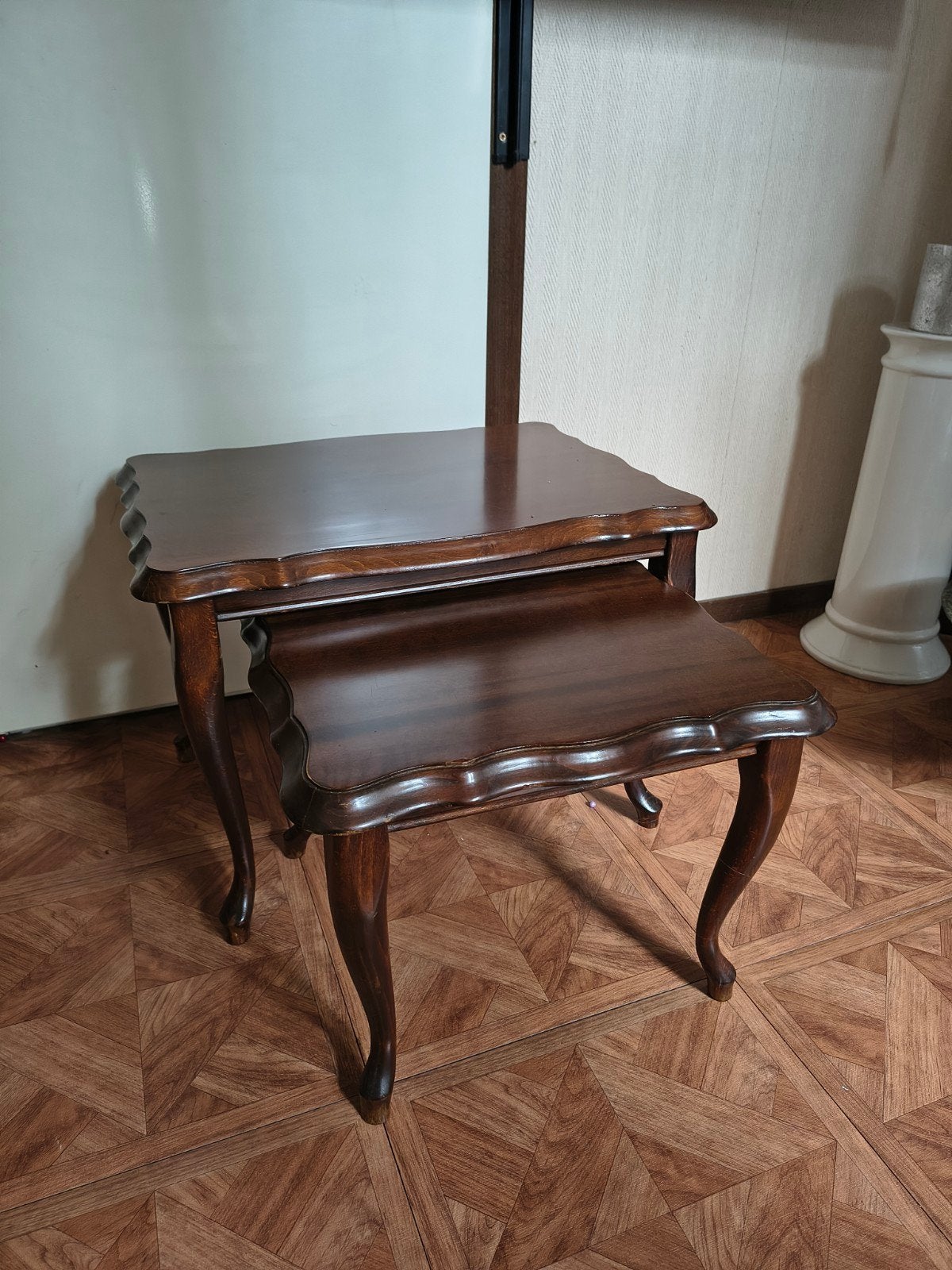 Set van 2 bijzettafels, donkerbruin noten hout, Ophalen, Gebruikt, Overige houtsoorten, Klassiek