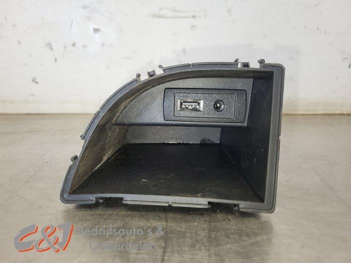 AUX/USB aansluiting van een Mercedes Vito, Gebruikt, -, Ophalen of Verzenden, -