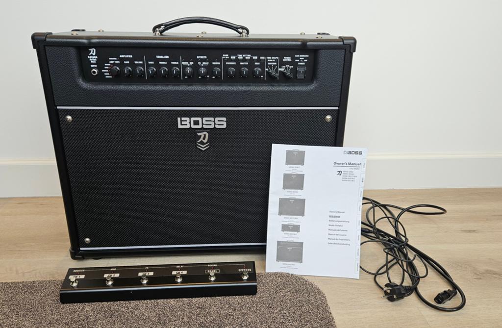 Boss Katana Artist mk2 met voetpedaal - nieuwstaat, Muziek en Instrumenten, Versterkers | Bas en Gitaar, Ophalen, Zo goed als nieuw