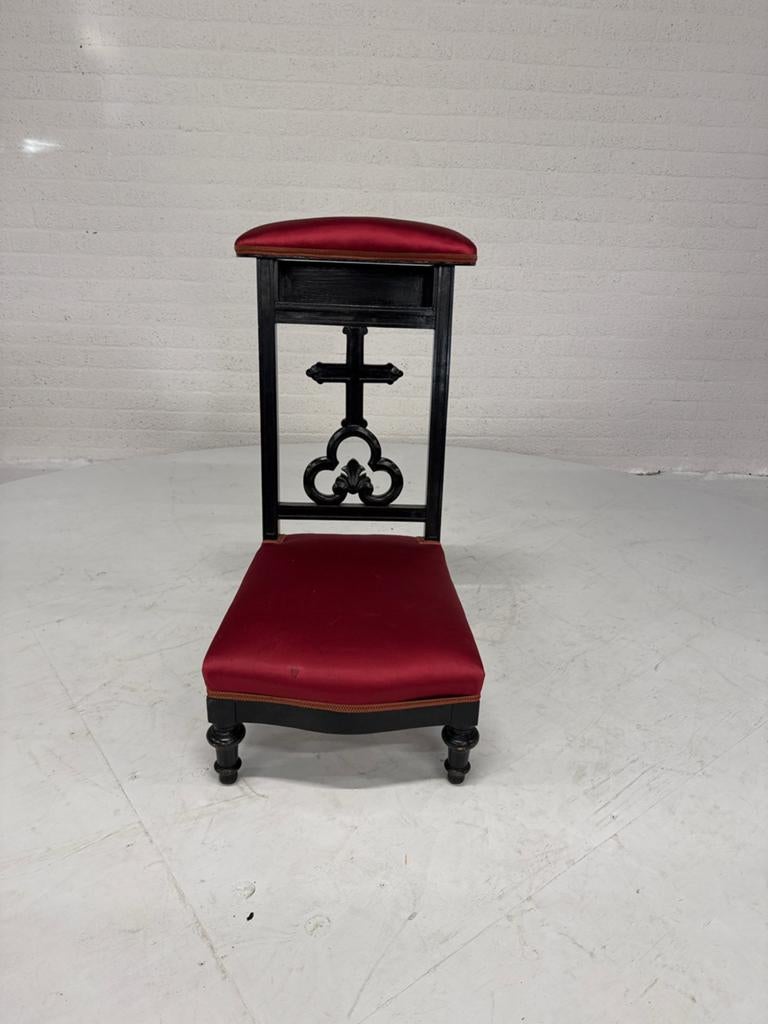 Antieke Bidstoel met Rood Fluweel en Kruisdecoratie, Ophalen