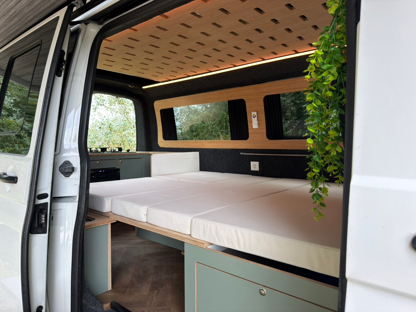 Foto 4 van Volkswagen T6 Camperbus  | 2019 | EURO 6 | off-grid | NAP