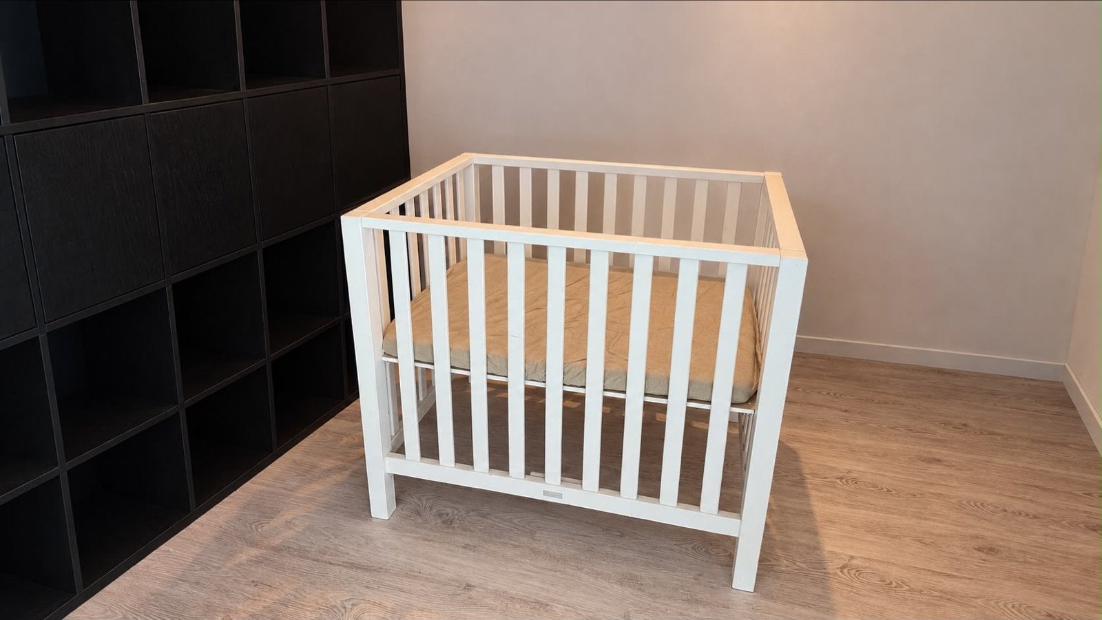 Witte houten baby box, Kinderen en Baby's, Ophalen, Gebruikt, Rechthoekig, In hoogte verstelbaar