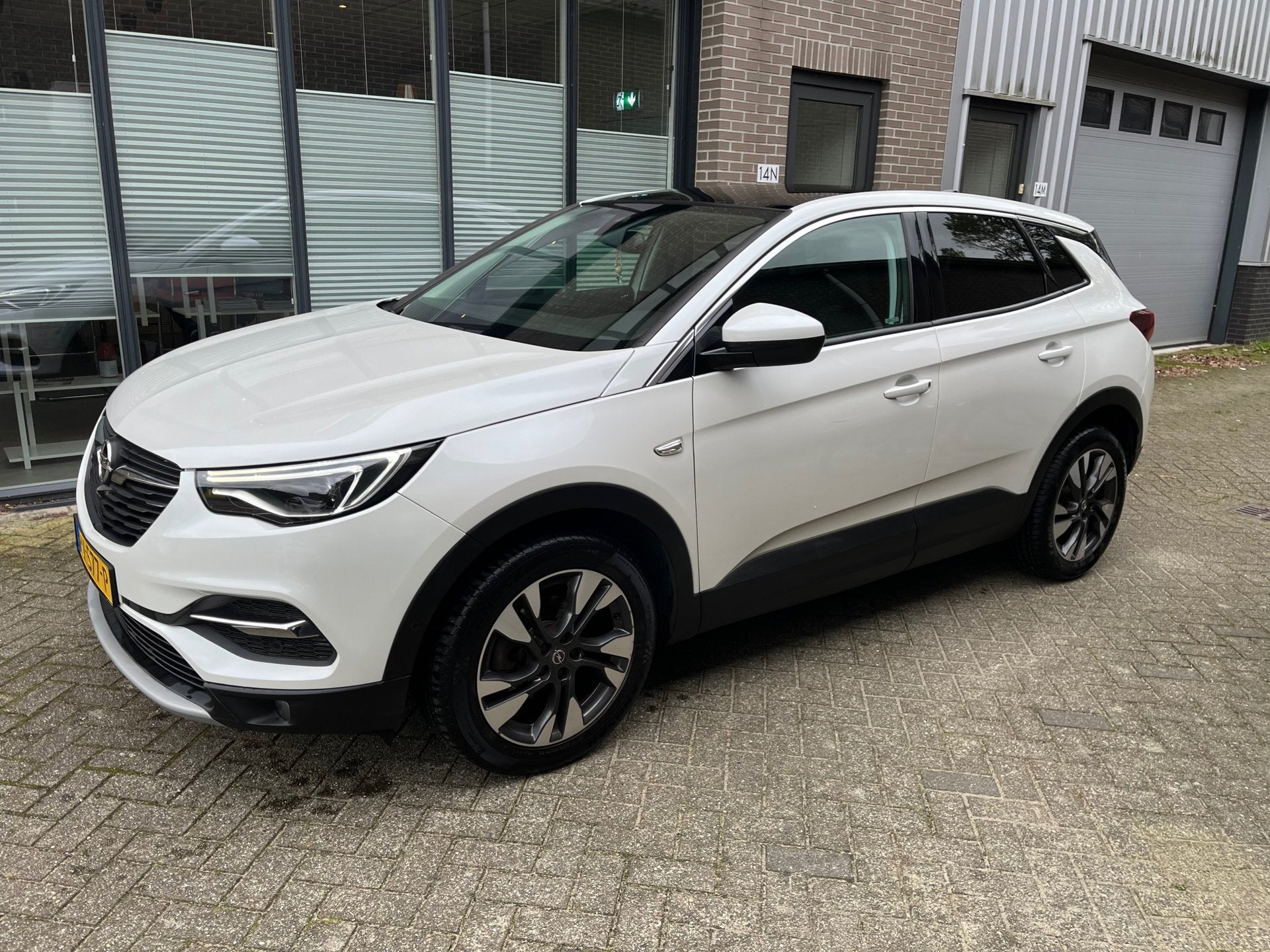 Opel Grandland X 1.2 Turbo Innovation! PDC! Boekjes! Leder!, Auto's, Voorwielaandrijving, Gebruikt, 1199 cc, Wit
