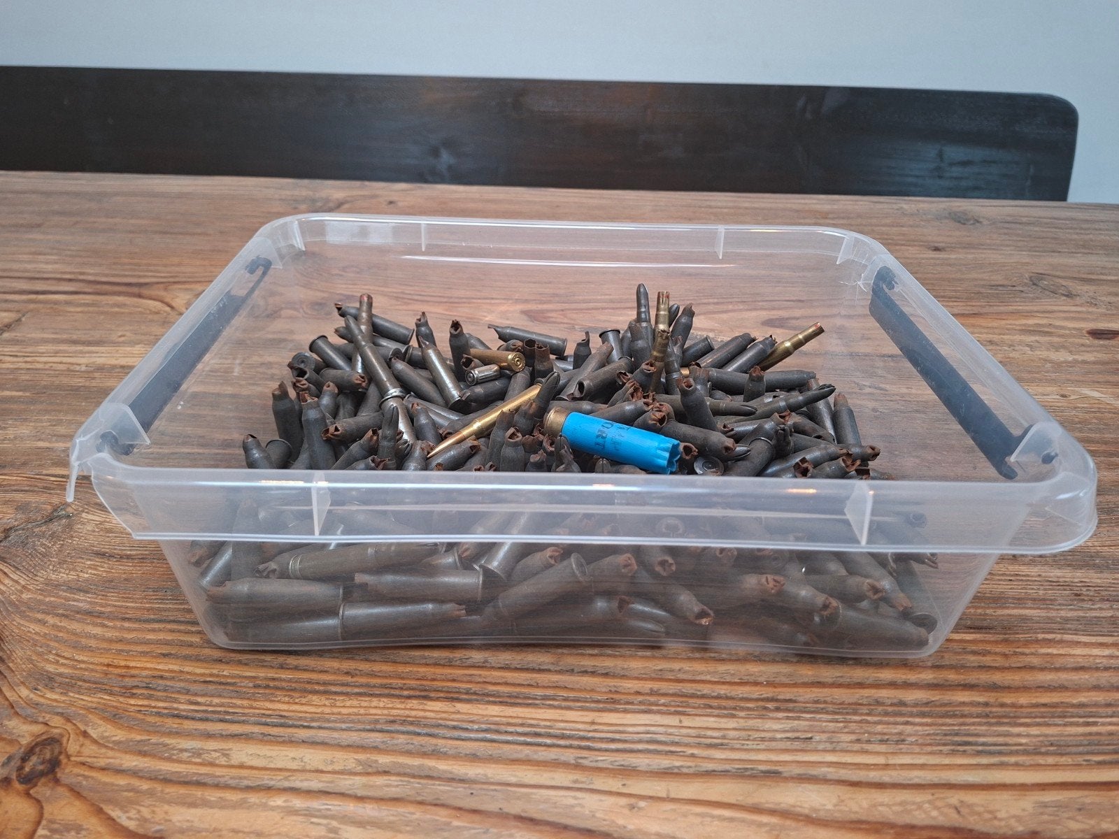 Een bak vol met lege patronen en hulzen, Ophalen of Verzenden, Overige soorten, Overige gebieden, Hulzen of Bodemvondsten