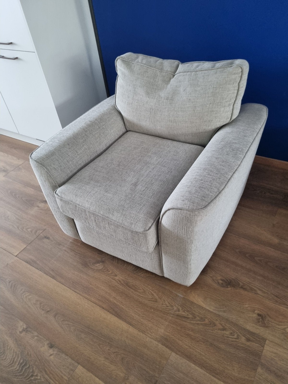 Comfortabele grijze fauteuil - Zo goed als nieuw, Ophalen, Modern, Comfortabel, 75 tot 100 cm, Zo goed als nieuw