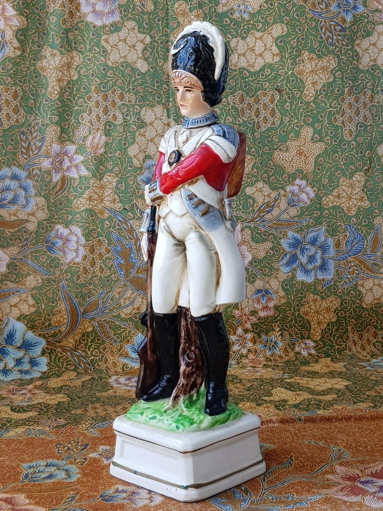 Antiek beeld uit Engeland van een historische soldaat 35 cm., Ophalen of Verzenden