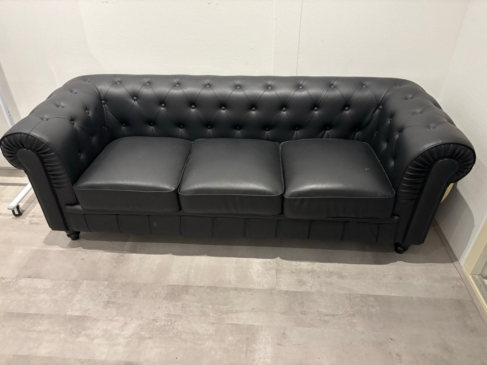 Zwarte 3-zits bank in Chesterfield-stijl, Ophalen, Gebruikt, Driepersoons, 75 tot 100 cm