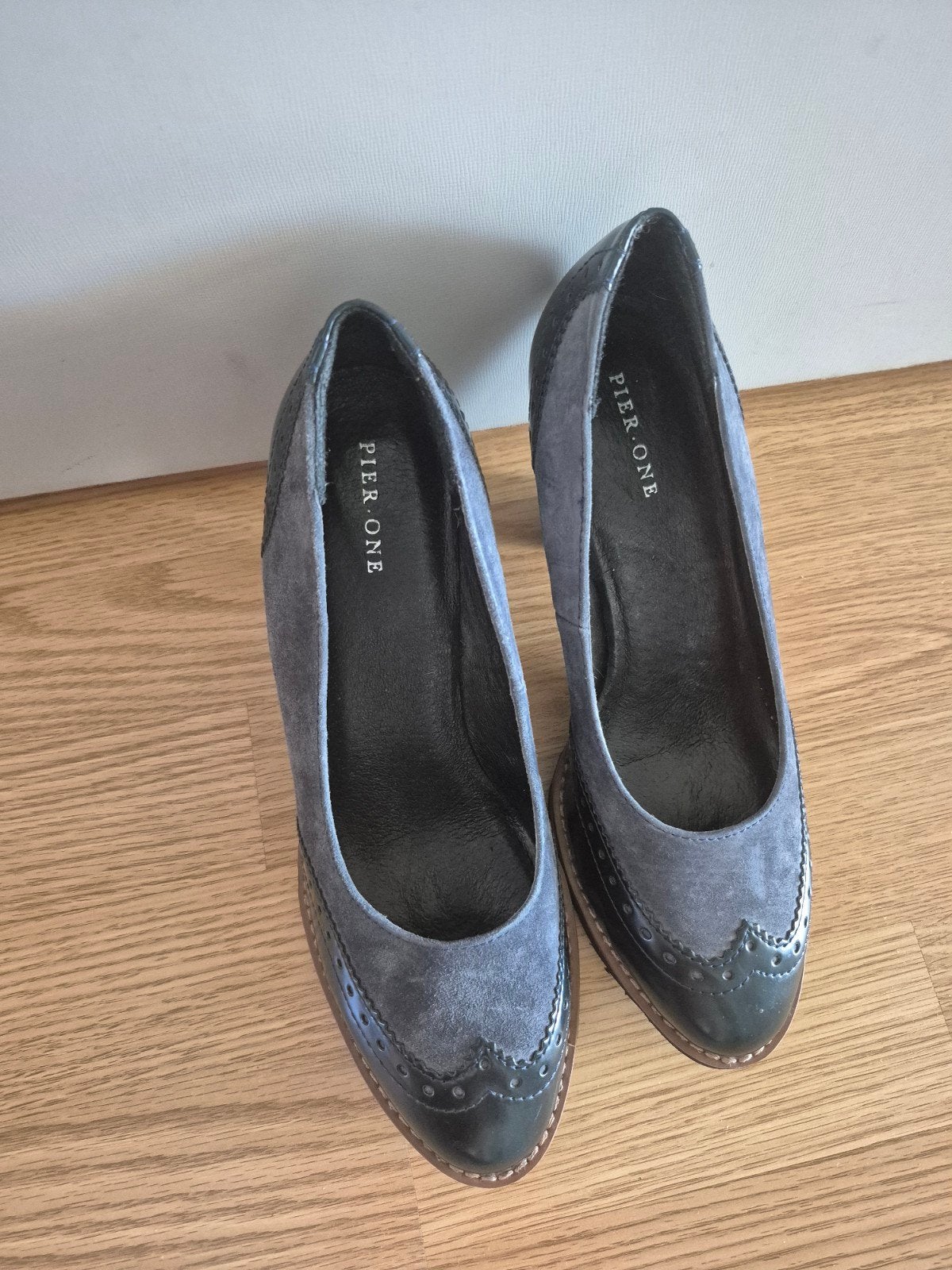 Pier One suède pumps met brogue details - Maat 39, Pumps, Ophalen of Verzenden, Zo goed als nieuw, Grijs