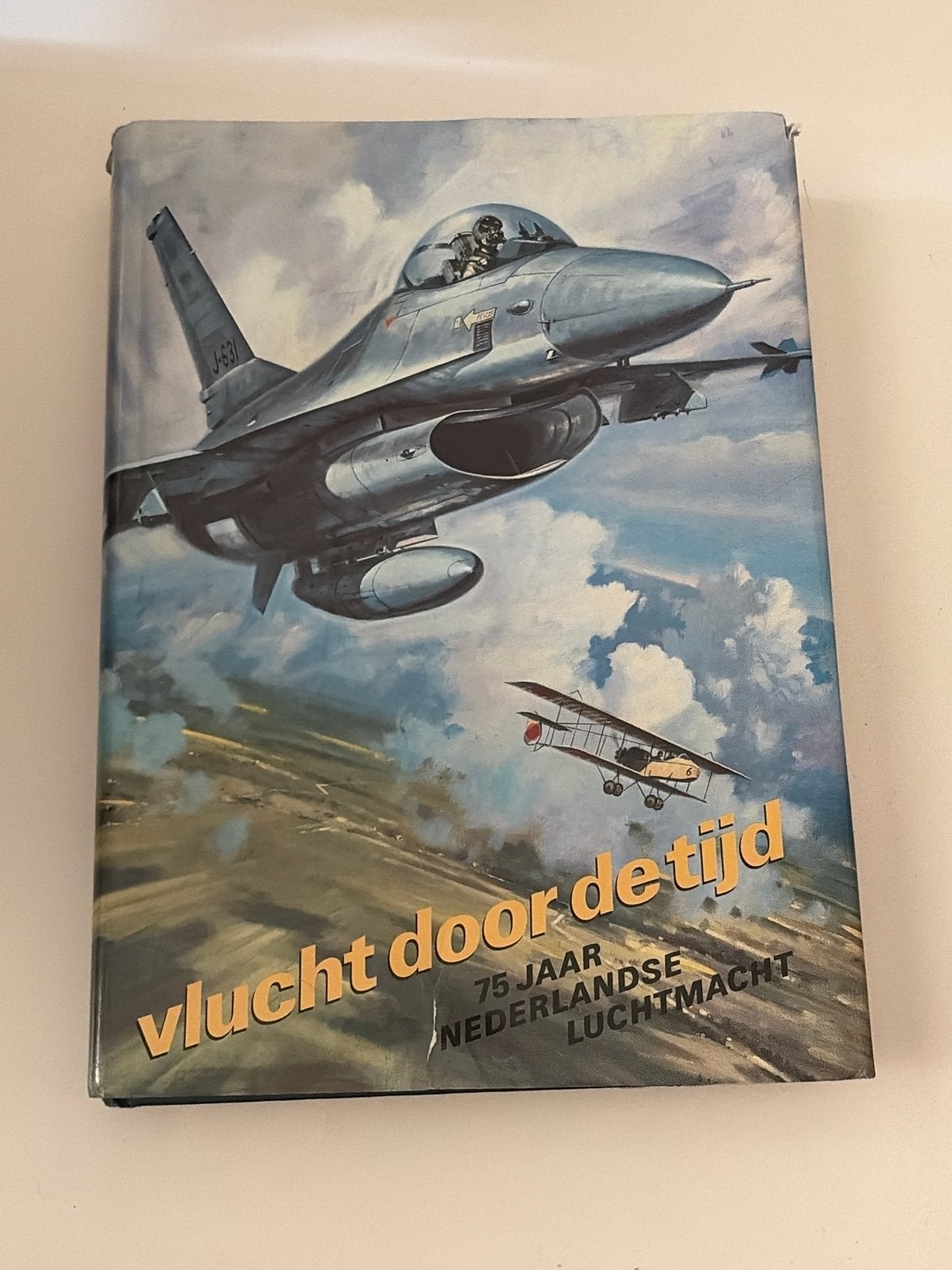 Vlucht door de tijd: 75 jaar Nederlandse Luchtmacht, Ophalen of Verzenden, 1945 tot heden, Gelezen, Luchtmacht