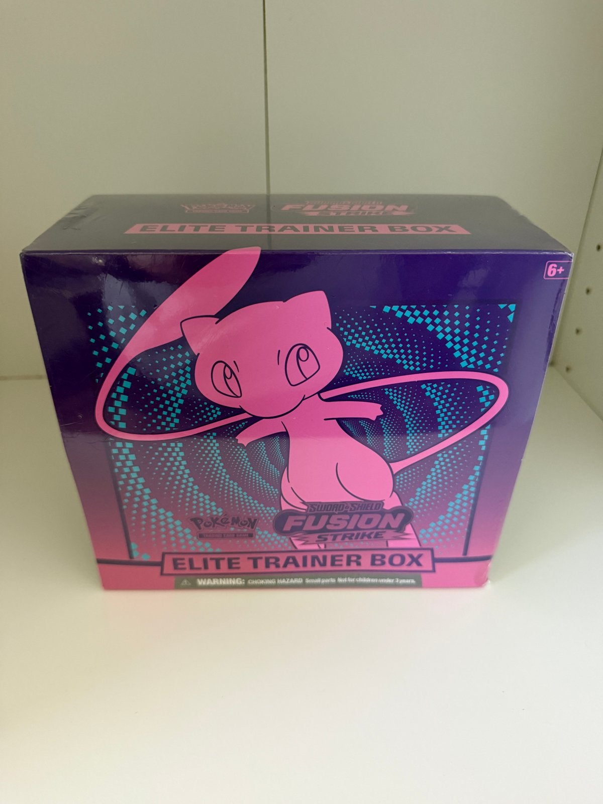 Pokémon Fusion Strike Elite Trainer Box - (Seal beschadigd), Ophalen of Verzenden, Zo goed als nieuw, Boosterbox