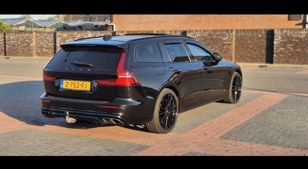Volvo V60 T8 Twin Engine 390pk AWD Geartronic 2019 Zwart, Automaat, 4 cilinders, 1972 kg, Zwart