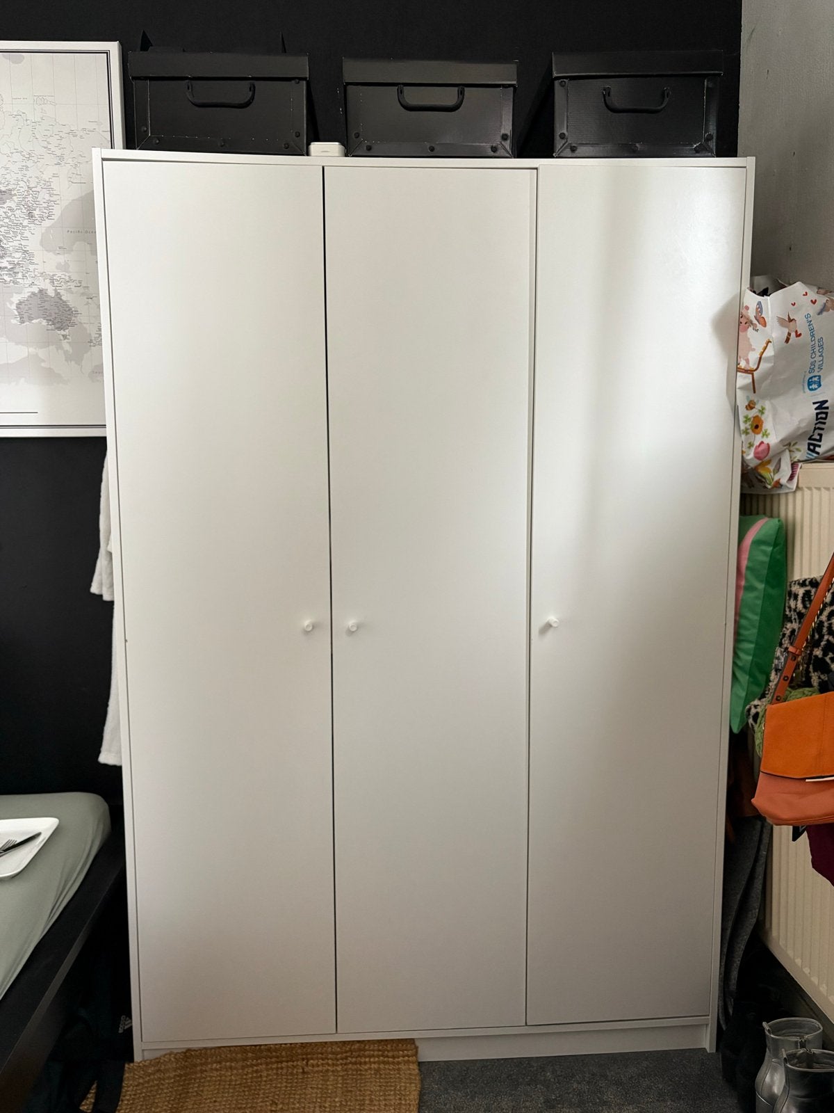 Witte kledingkast KLEPPSTAD met 3 deuren, Ophalen, Gebruikt, 100 tot 150 cm, 150 tot 200 cm