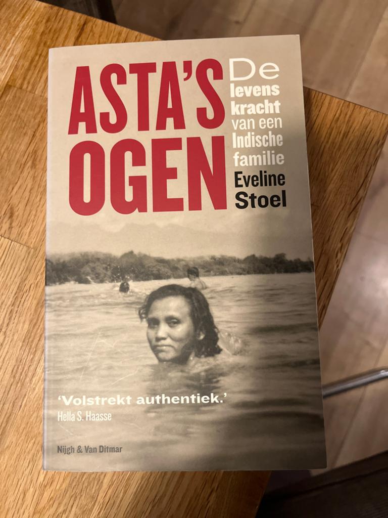 Asta's Ogen - De levenskracht van een Indische familie, Ophalen of Verzenden, Zo goed als nieuw, Nederland