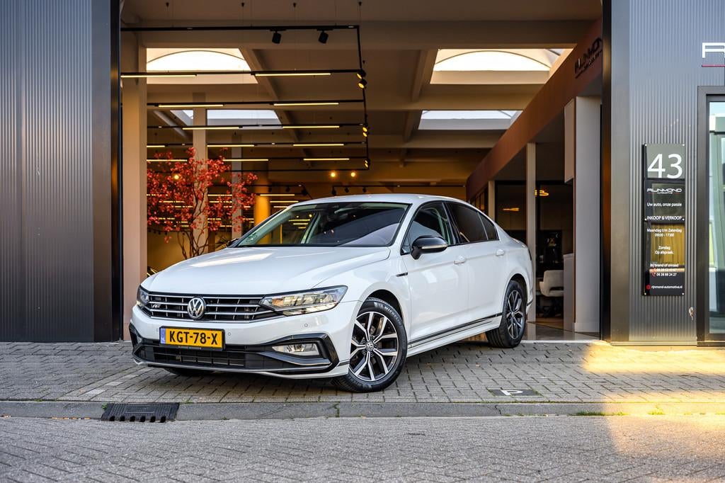 Volkswagen Passat 1.5 TSI R-Line|Camera|Acc|Lane-Assist|Keyl, Stof, Zwart, 4 cilinders, 150 pk