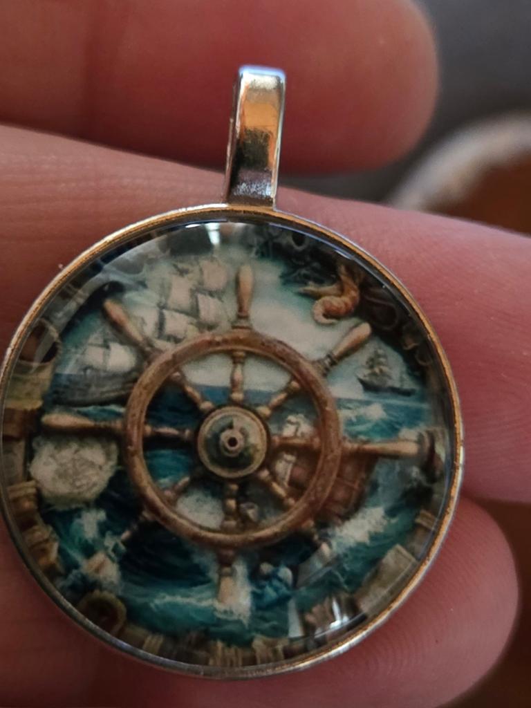 Halsketting hanger stuurwiel schip maritiem, Ophalen of Verzenden, Nieuw, Glas of Kristal, Overige voorstellingen