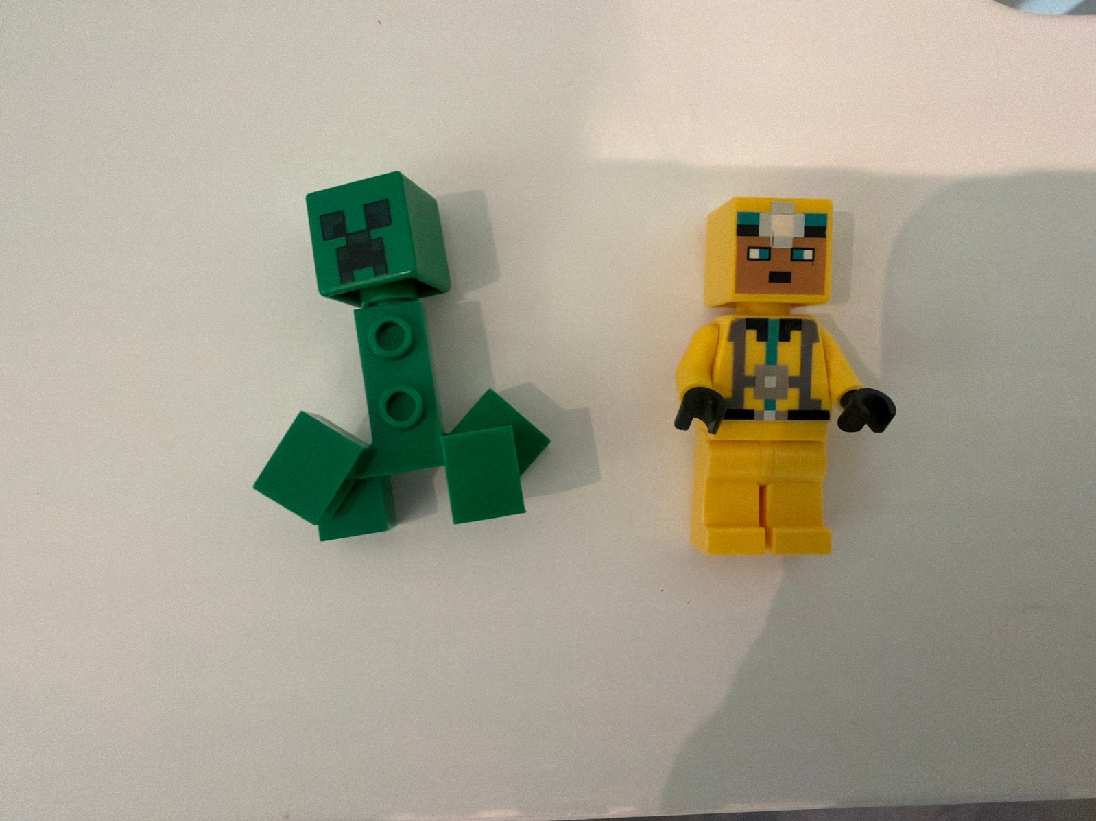 Lego Minecraft Creeper en bijenpak minifiguren, Ophalen of Verzenden, Zo goed als nieuw, Overige merken
