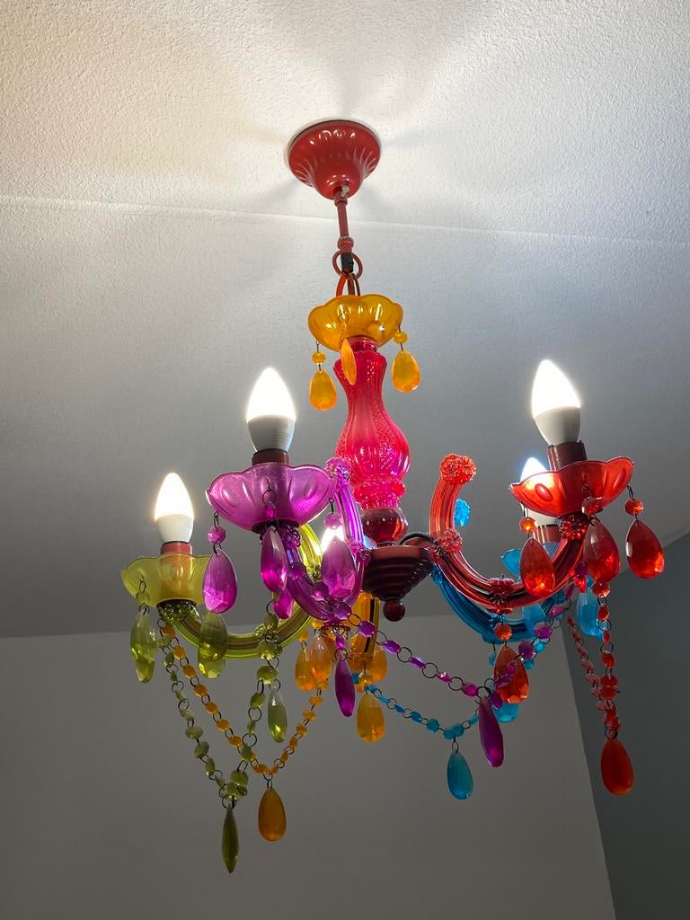Kleurige kroonluchter met 5 licht punten, Huis en Inrichting, Lampen | Kroonluchters, Ophalen, Gebruikt