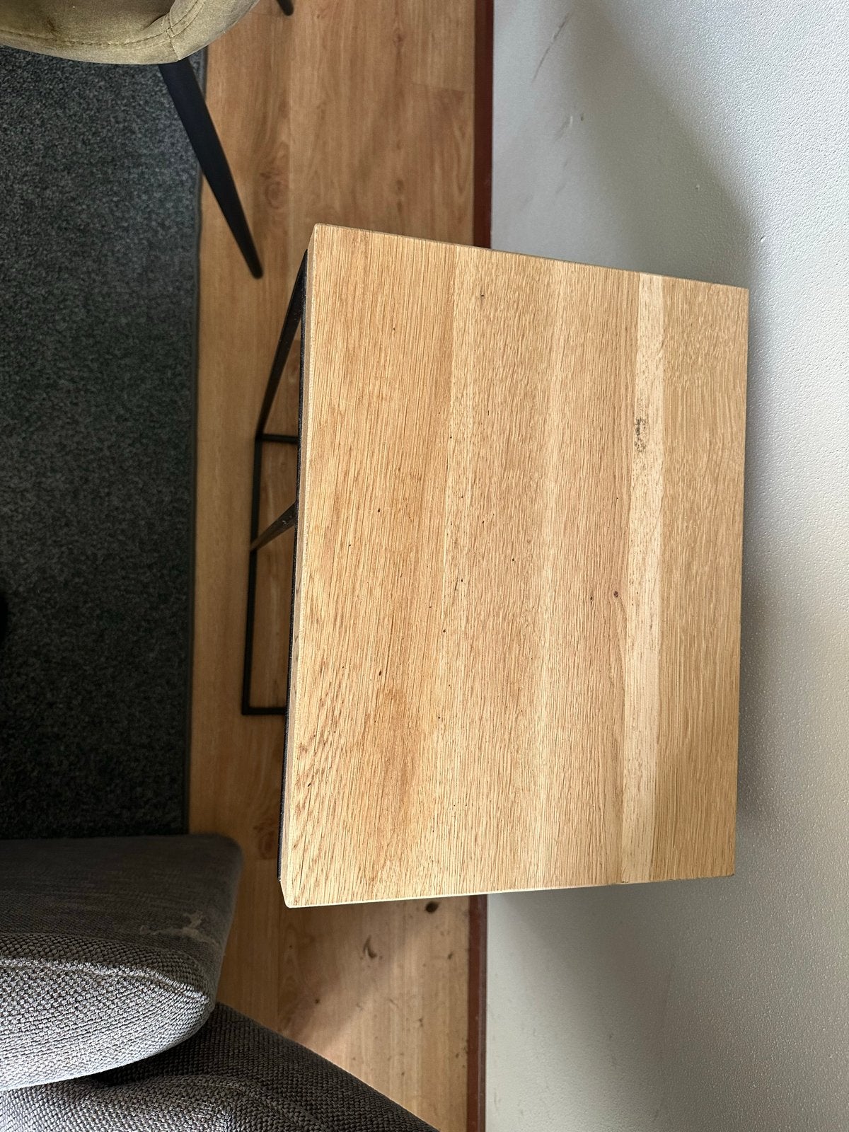 Modern Bijzetafeltje Licht Eiken met Zwart Metalen Frame, Ophalen, Minder dan 55 cm, Zo goed als nieuw, 60 cm of meer