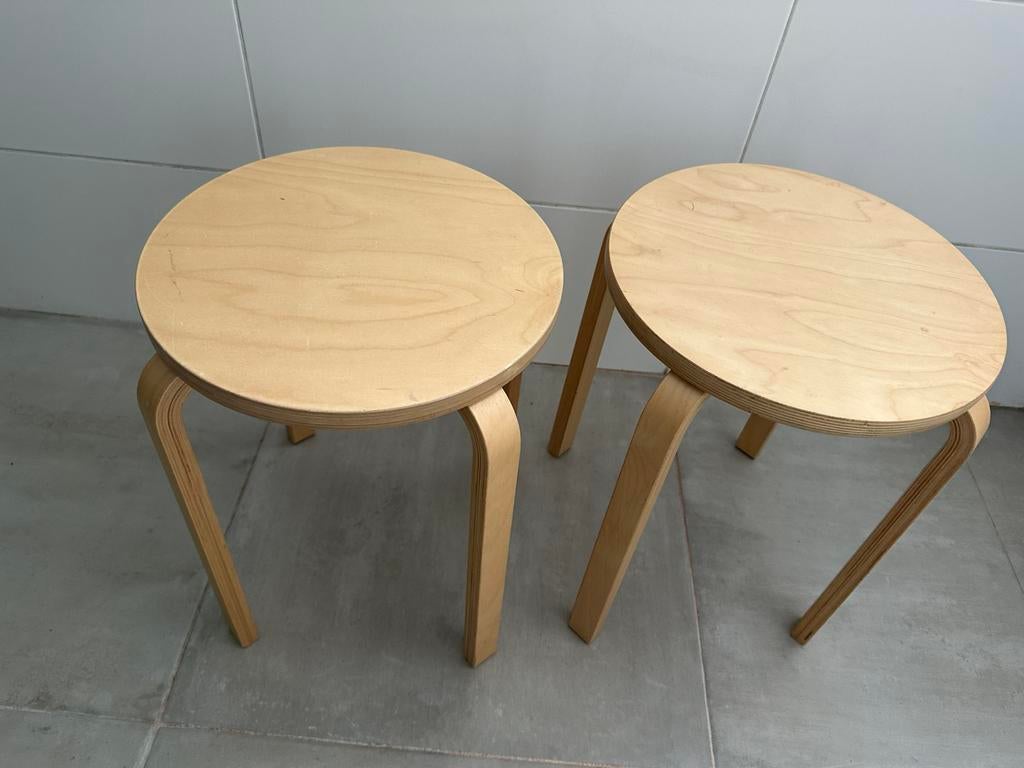 Ikea frosta krukjes set van 2 stuks alvar aalto stijl, Huis en Inrichting, Krukjes, Ophalen of Verzenden, Zo goed als nieuw, Hout