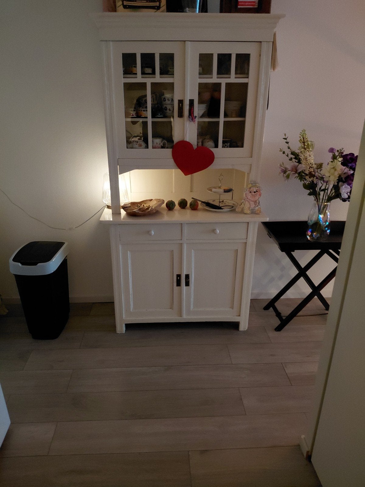 Mooie witte buffetkast met glazen deuren en lades, Huis en Inrichting, Kasten | Buffetkasten, Ophalen, Gebruikt, Met deur(en)