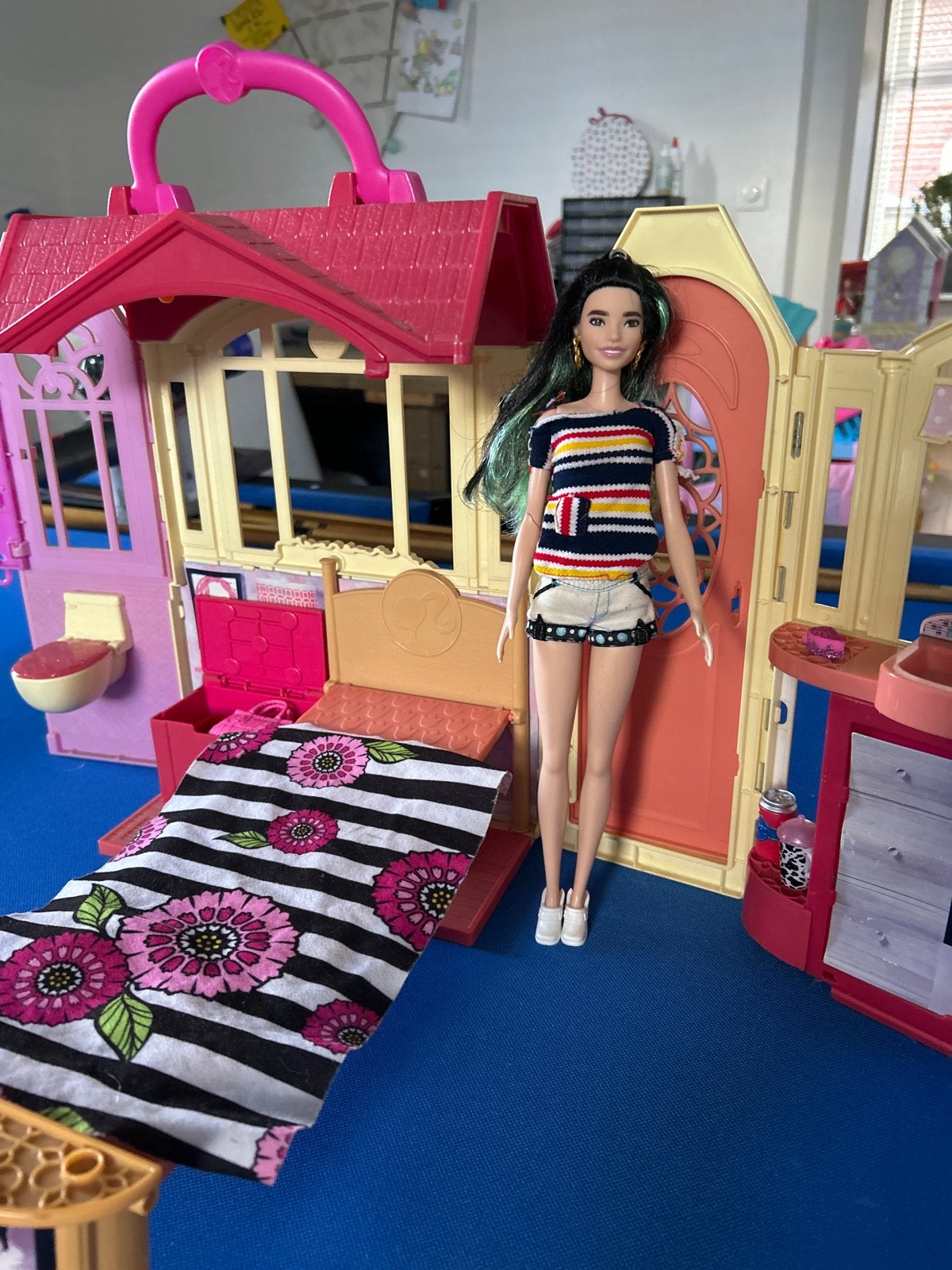 Barbie Reis Poppenhuis met Pop en Accessoires, Kinderen en Baby's, Ophalen of Verzenden, Gebruikt, Barbie
