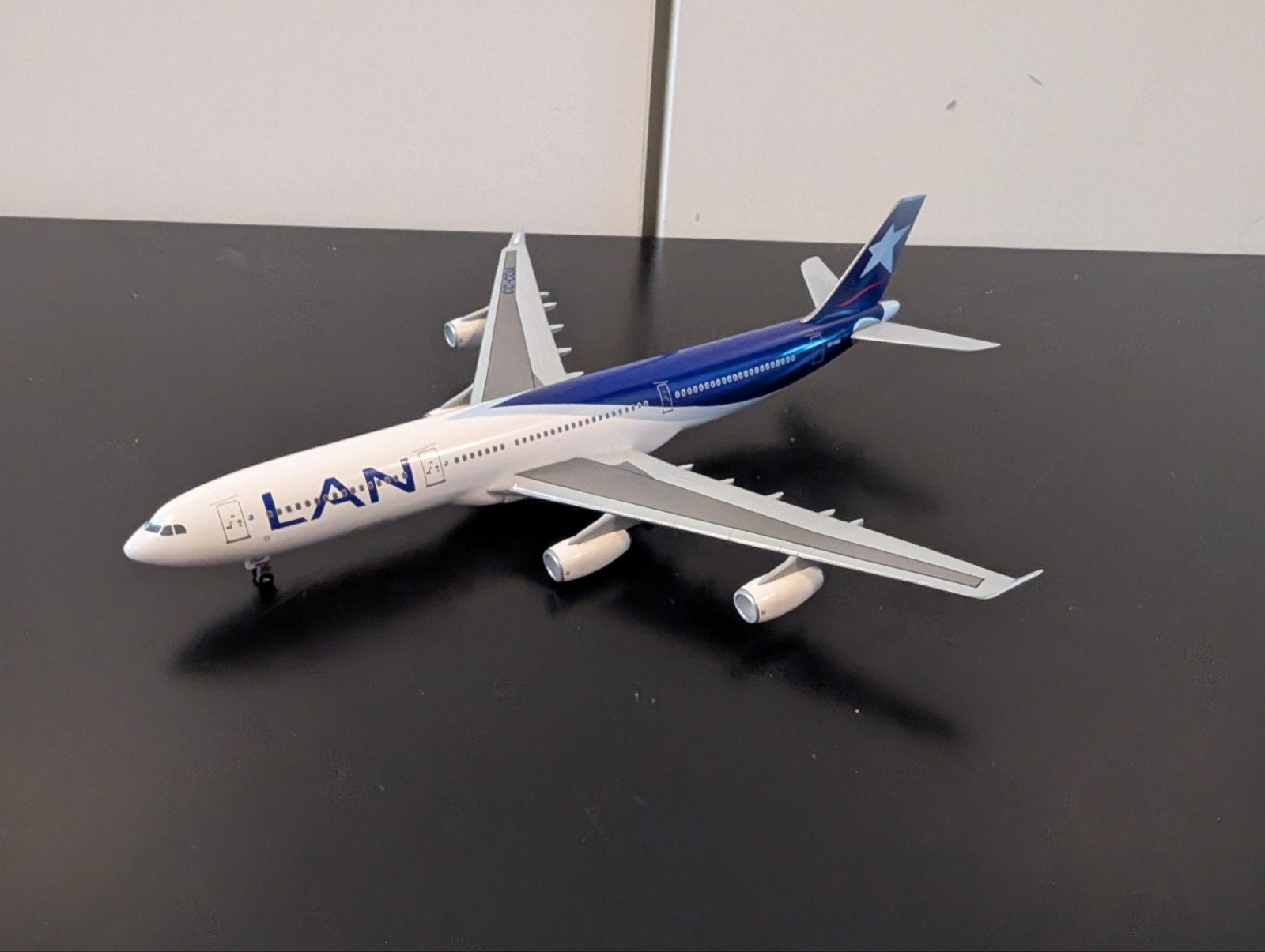 LAN Airbus A340-300 1:400 DragonWings modelvliegtuig, Ophalen of Verzenden, Gebruikt