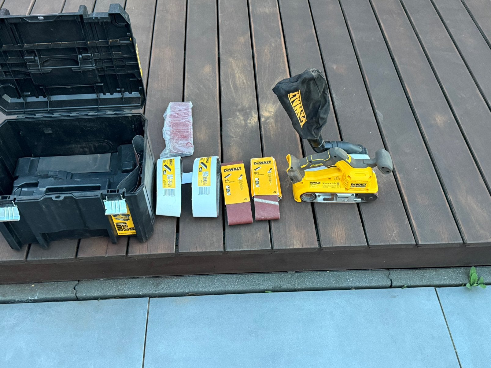 Foto 4 van Dewalt bandschuurmachine DCW220