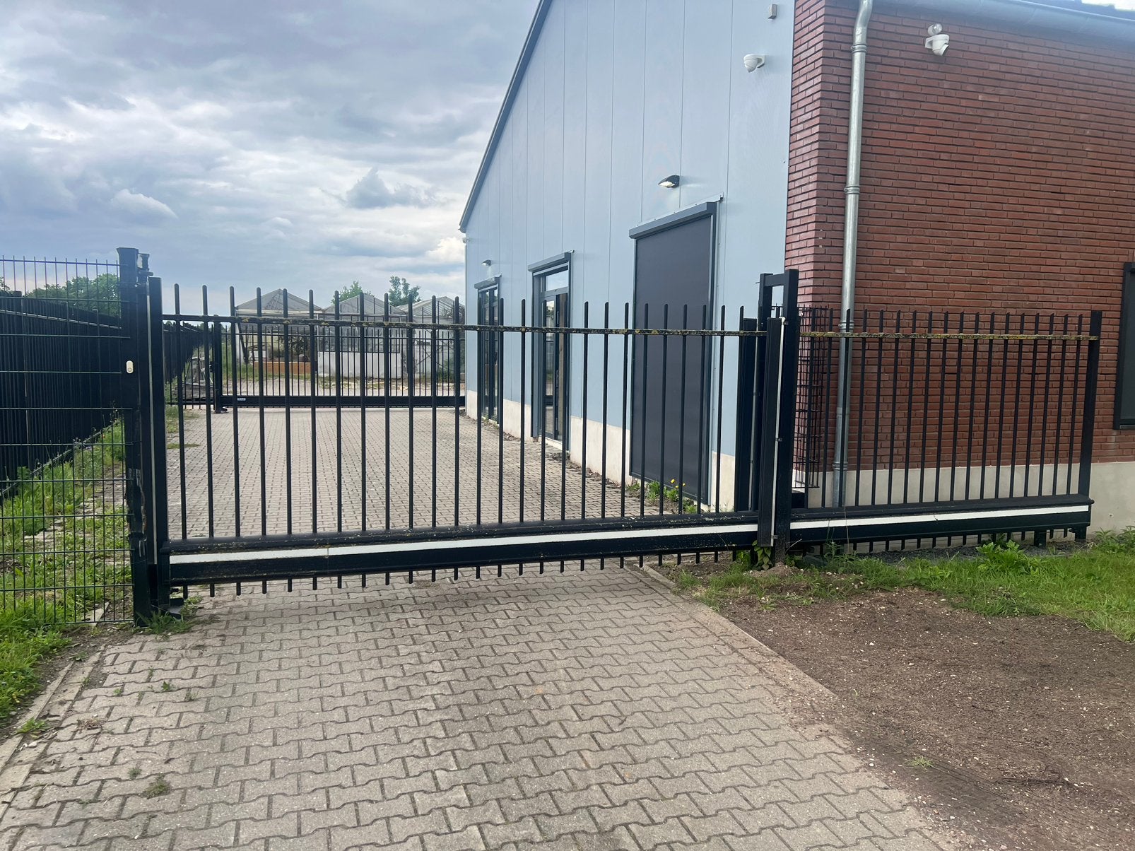 Heras schuifpoort compleet met motor, Ophalen, Zo goed als nieuw, IJzer, Spijlenhekwerk