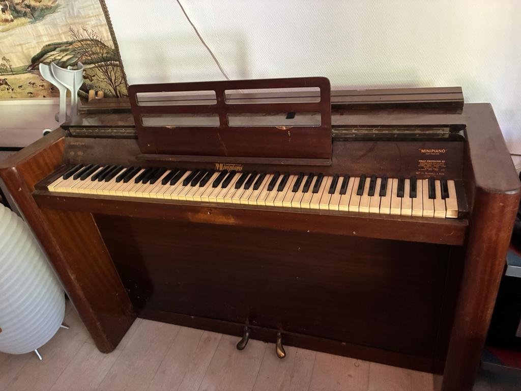 Mini piano, klinkt goed! Wel even afstoffen!, Muziek en Instrumenten, Piano's, Ophalen, Gebruikt, Bruin, Piano