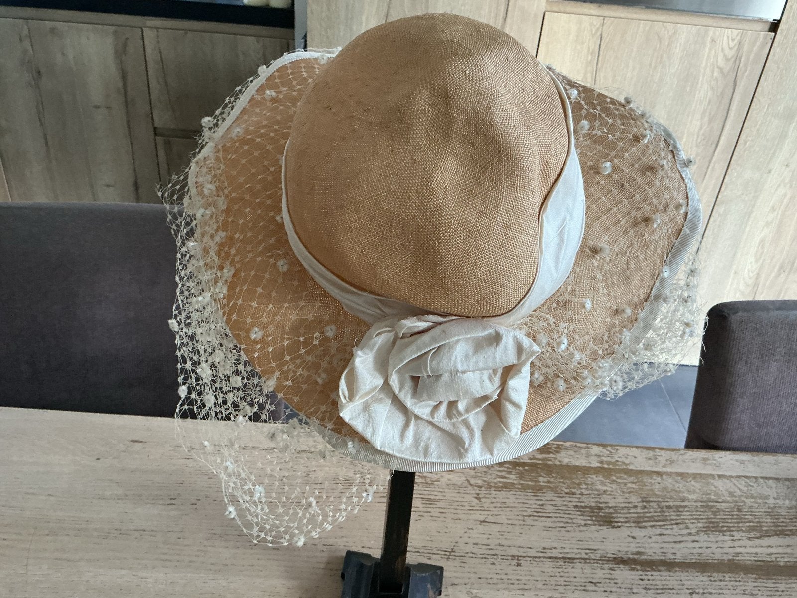 Elegante hoed met sluier en bloem.Bruidshoed.Hoed met voile, Ophalen of Verzenden, Zo goed als nieuw, One size fits all, Hoed