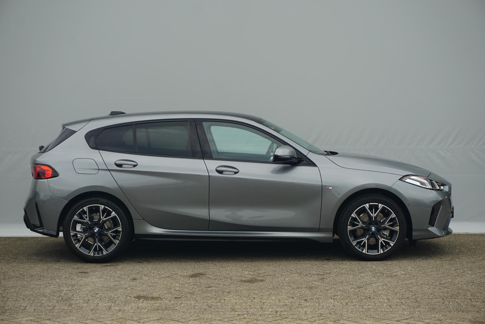 BMW 1 Serie 5-deurs 120 M Sport Design 18'' / Voorstoelen ve, Auto's, Stof, Euro 6, Met garantie (alle), Origineel Nederlands