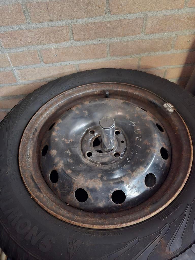 Winterbanden Dacia Logan 185/65 R15 M&S op velg, Ophalen, Gebruikt