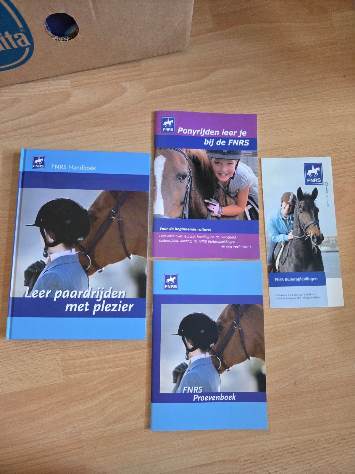 FNRS Leer paardrijden met plezier en FNRS Proevenboek, Boeken, Ophalen of Verzenden, Gelezen, FNRS, Nederland