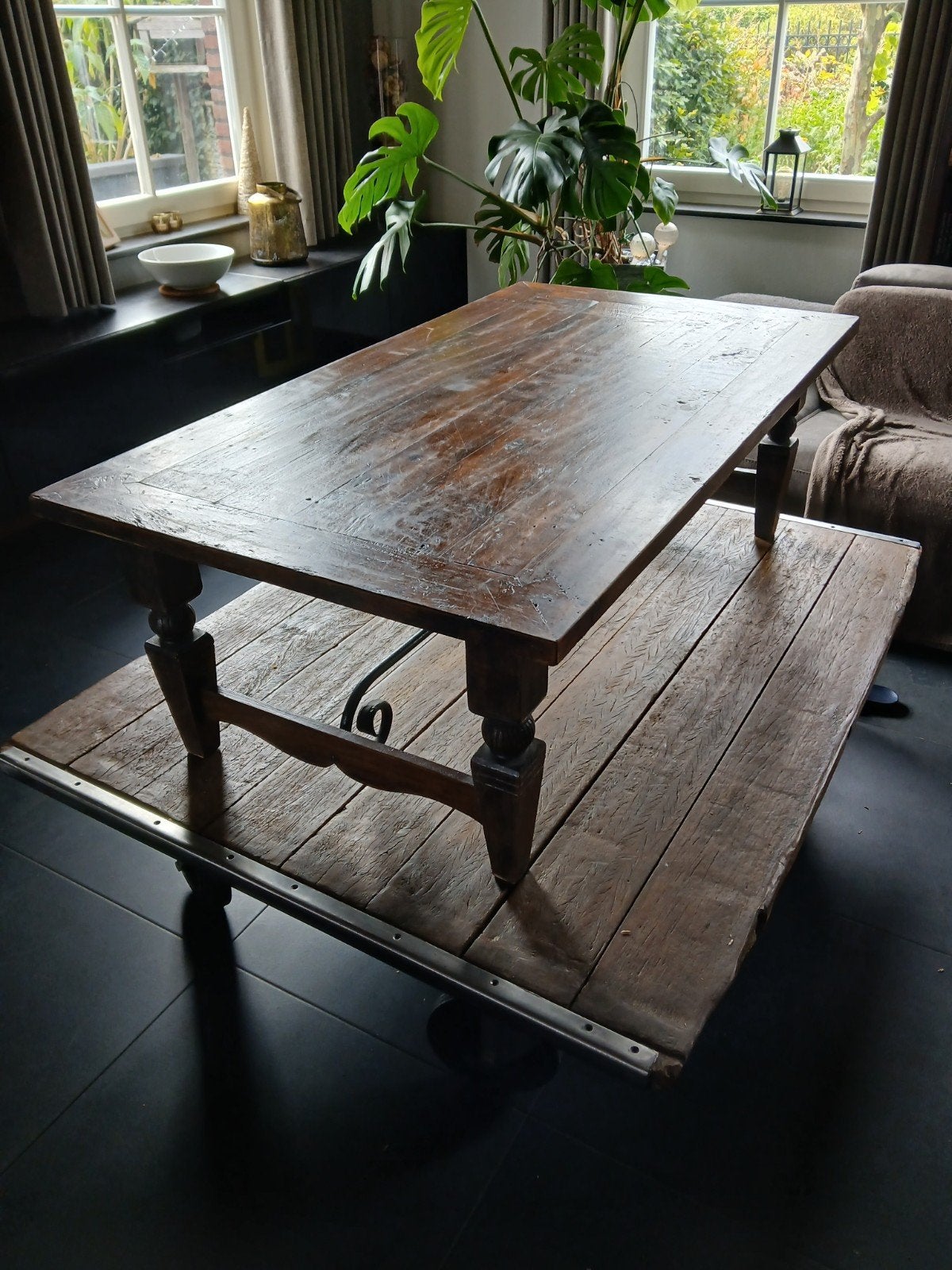 Antieke houten salontafel met onderblad, Ophalen