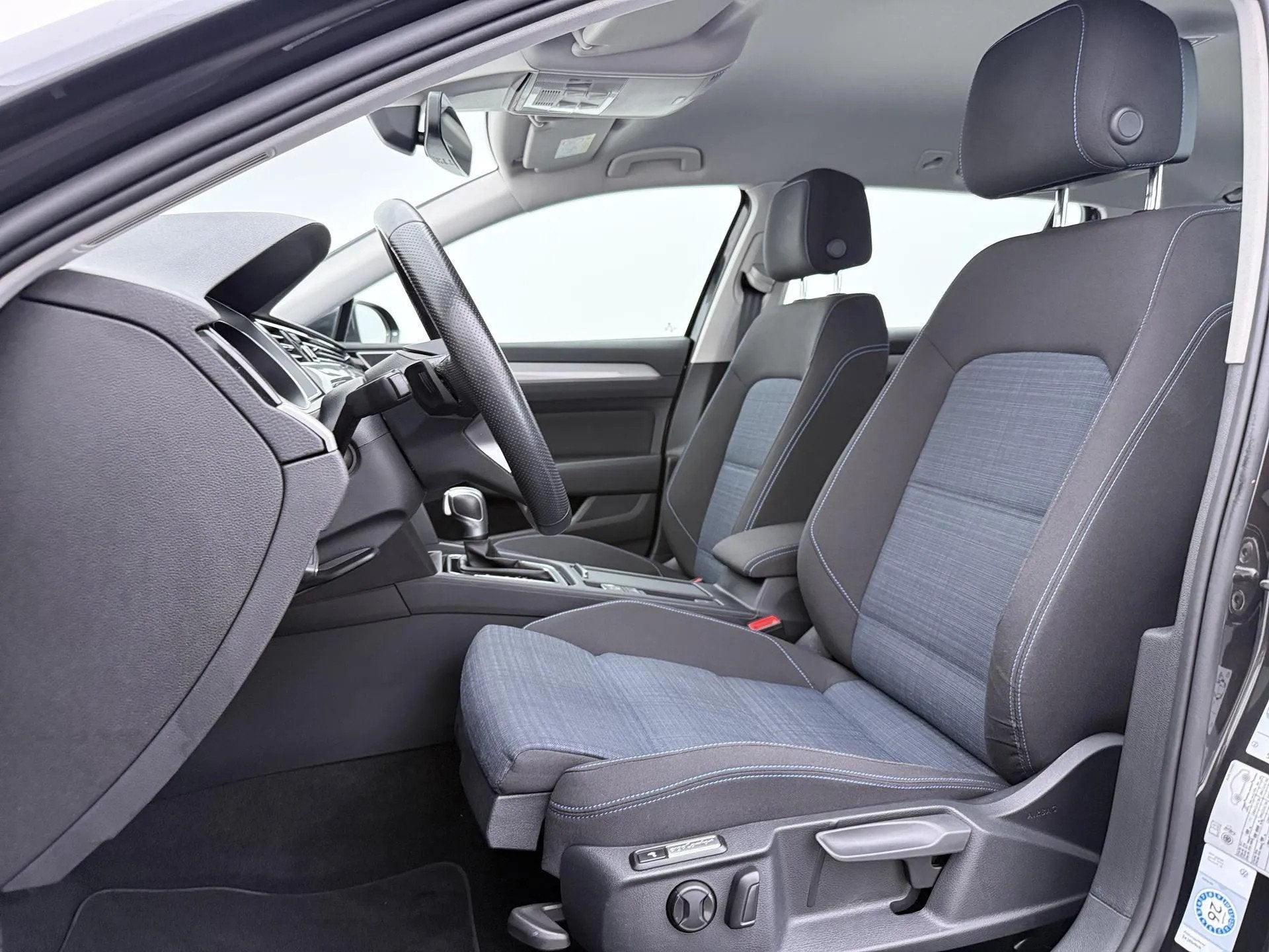 Volkswagen Passat Variant 1.4 TSI PHEV GTE (bj 2022), Gebruikt, 1600 kg, Zilver of Grijs, 750 kg