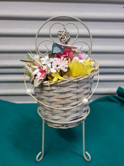 kunst bloemen mandje op stoel, Huis en Inrichting, Ophalen of Verzenden, 'T Olde Gre-j, Info@toldegrej.nl, Endepoelstraat 20f Didam