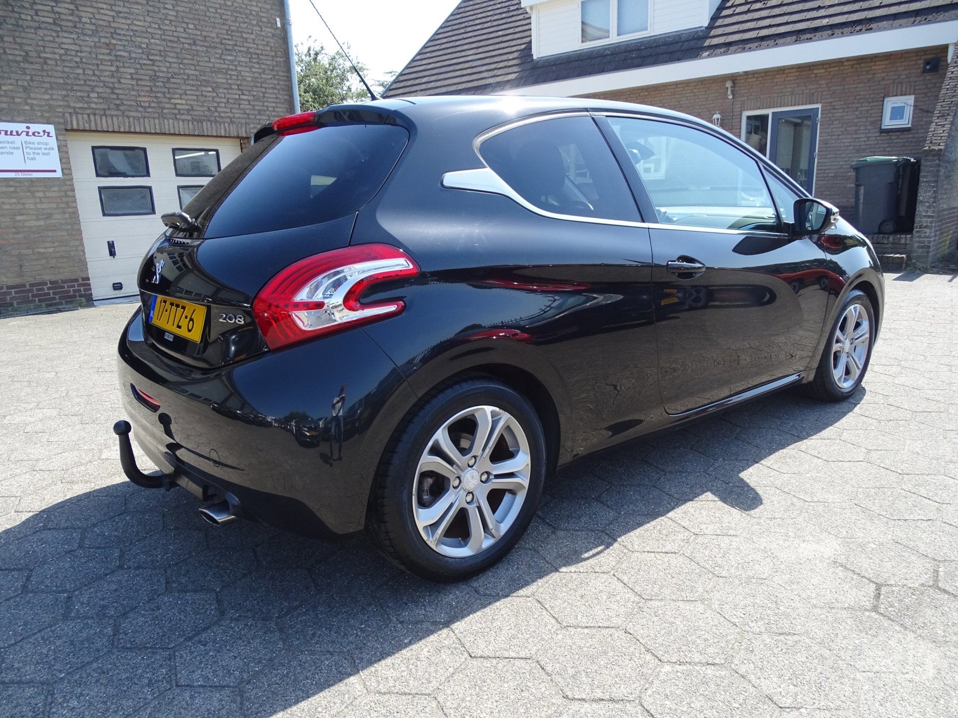 Peugeot 208 1.6 VTi Allure ECC/LMV/CRUISE/TREKHAAK, Voorwielaandrijving, Euro 5, Gebruikt, Zwart