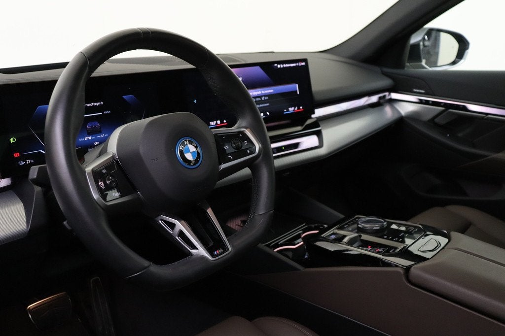 BMW i5 eDrive40 M Sport / Panoramadak / Trekhaak / Parking A, Auto's, BMW, Achterwielaandrijving, Gebruikt, Met garantie (alle)