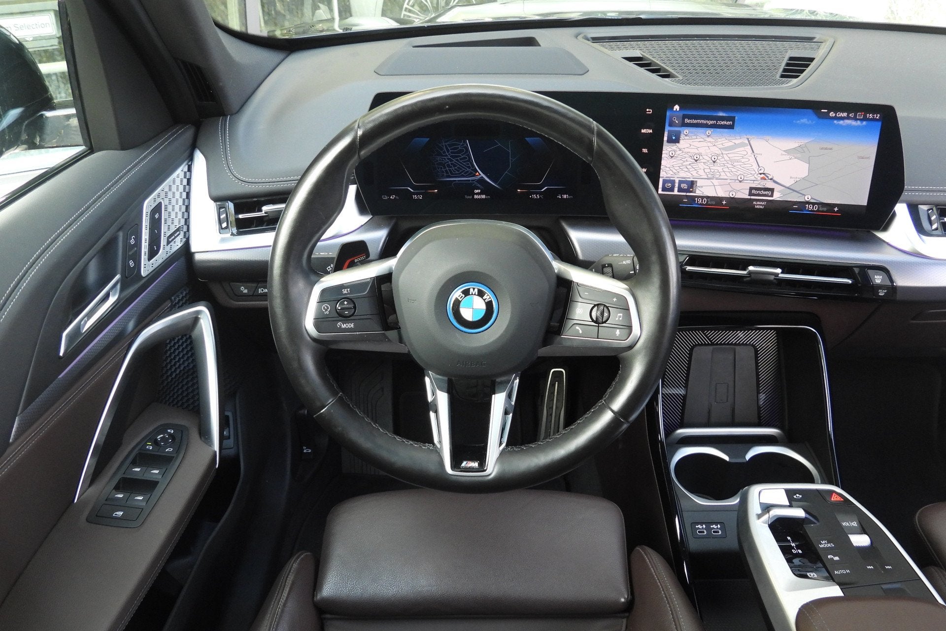 BMW iX1 xDrive30 M Sport / Panoramadak / Trekhaak / Sportsto, Auto's, BMW, Gebruikt, Zwart, Met garantie (alle), 24 min