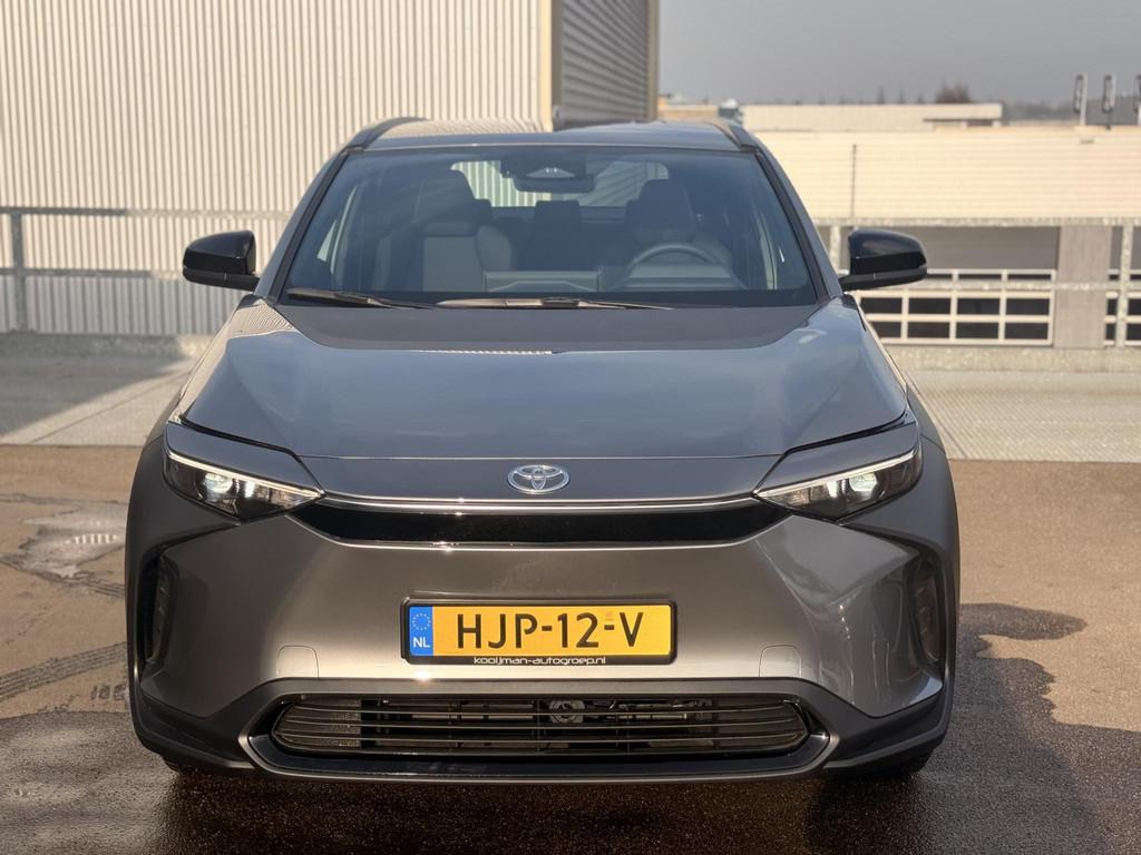 Toyota bZ4X Active 71 kWh Speciale PRIJS ! Nieuw 3km 27 maar, Stof, Gebruikt, 71 kWh, Origineel Nederlands