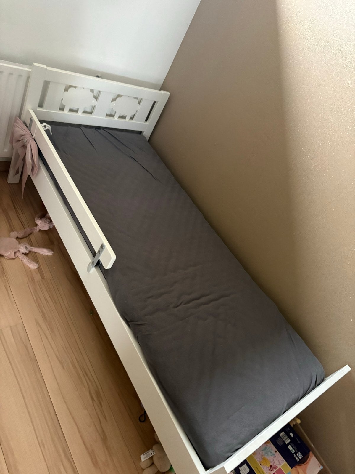 Wit peuterbed met matras, Kinderen en Baby's, Kinderkamer | Bedden, Ophalen, Gebruikt, 70 tot 85 cm, Minder dan 140 cm