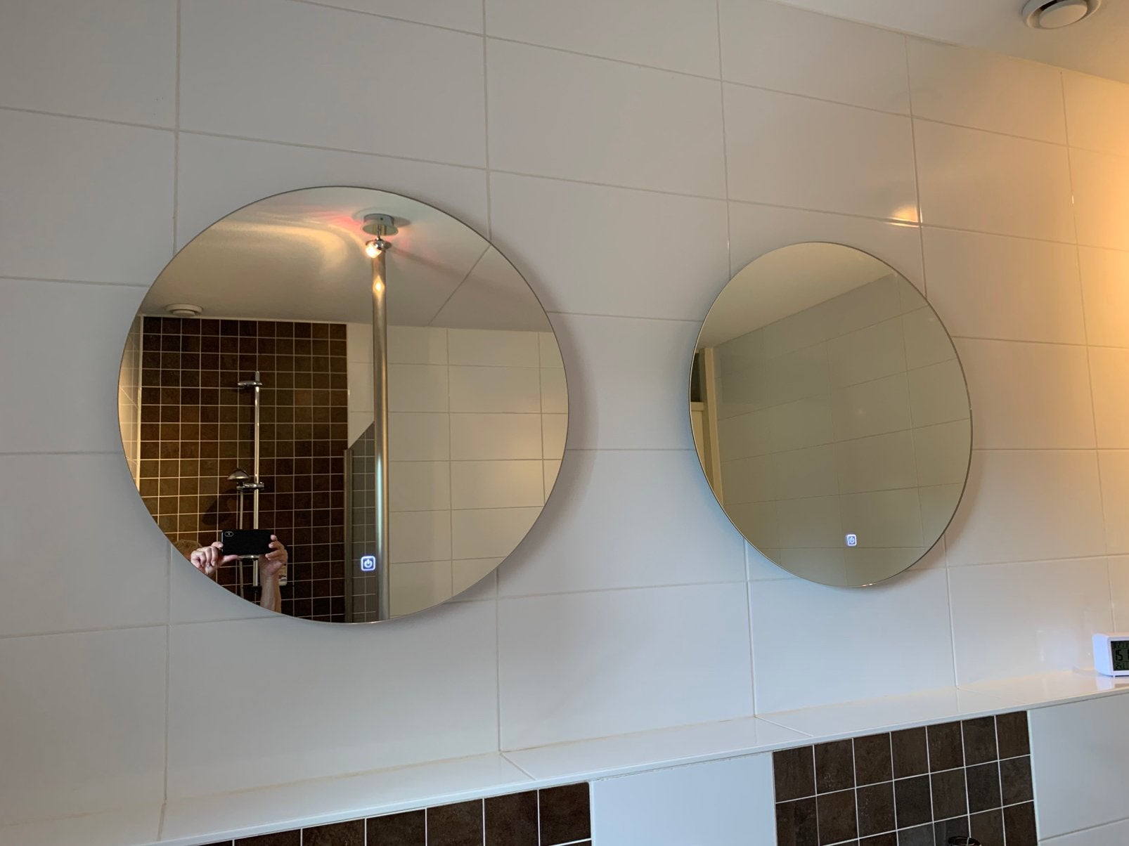 2 badkamerspiegels Ø70 cm - LED verlichting - anticondens, Ophalen, Overige typen, 50 tot 100 cm, Zo goed als nieuw