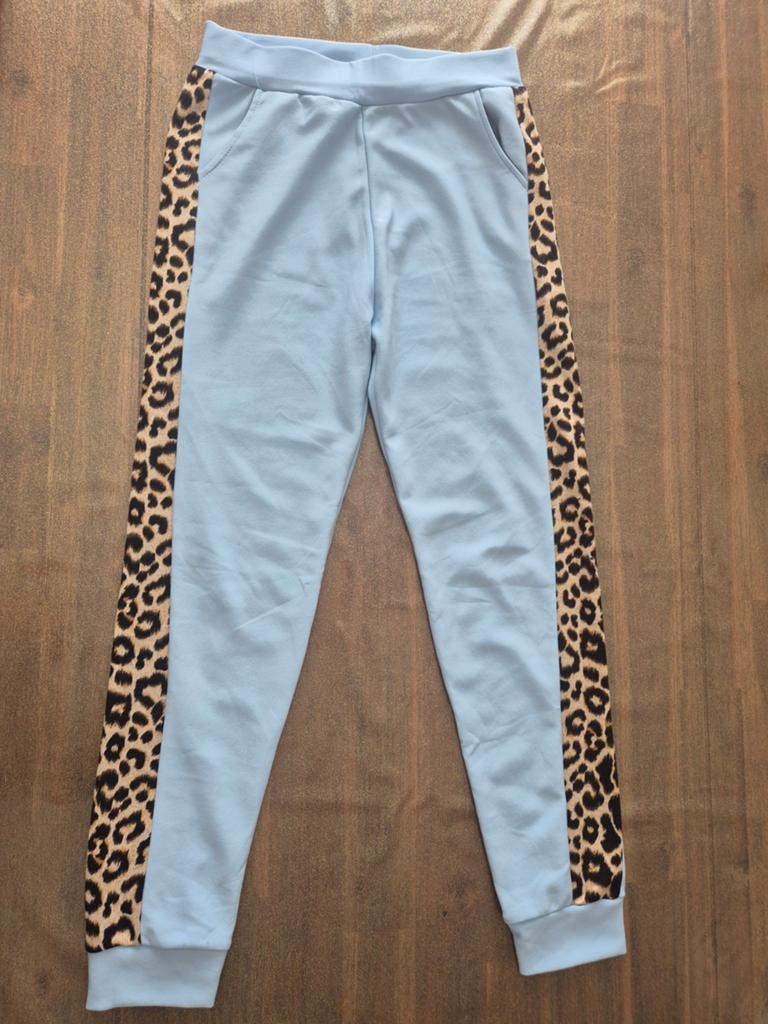 Lichtblauwe joggingbroek met luipaardprint zijstrepen, Maat 38/40 (M), Blauw, Ophalen of Verzenden, Zo goed als nieuw