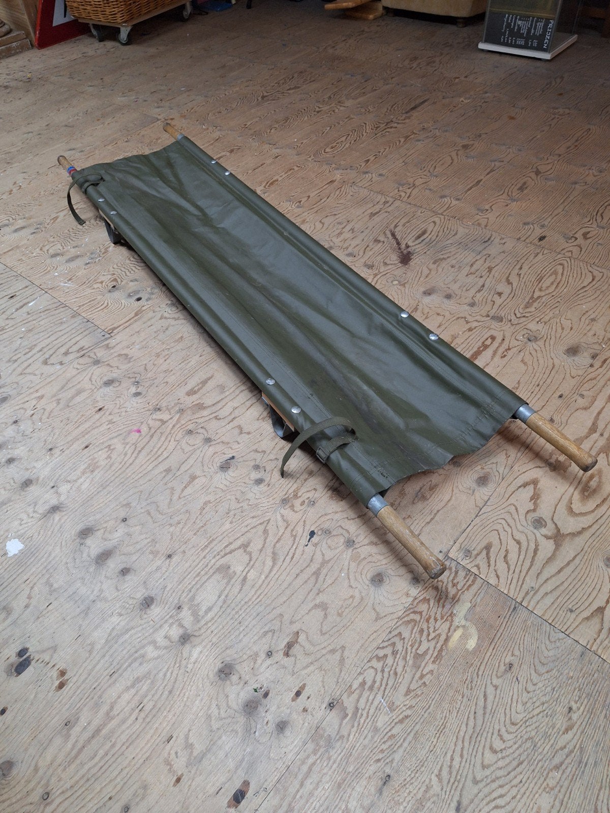 vintage militair brancard/veldbed, Ophalen
