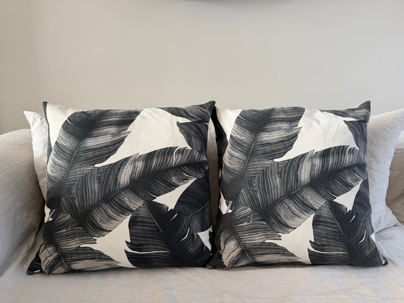 2 sierkussens zwart en zand palmbladeren print, Ophalen of Verzenden, Gebruikt, Beige, Sierkussen