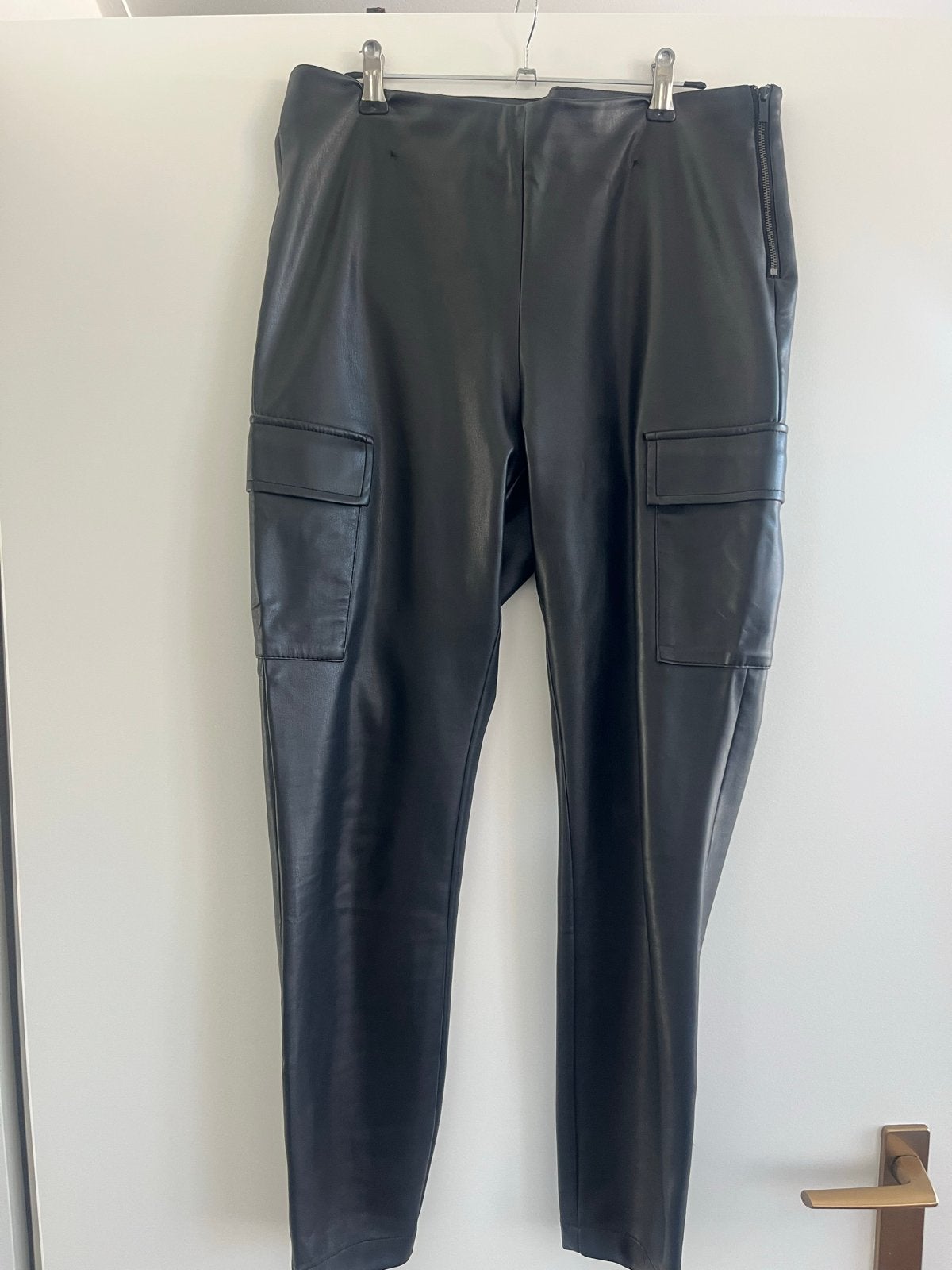 Zwarte leren cargo broek van Zara, maat L, Zwart, Maat 42/44 (L), Ophalen of Verzenden, Zo goed als nieuw