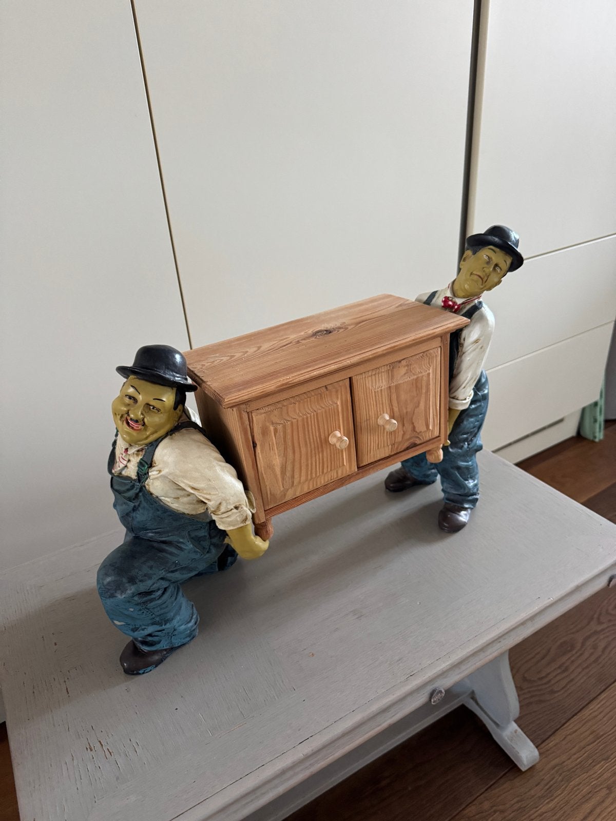 Decoratieve Laurel en Hardy als verhuizers, Antiek en Kunst, Blauw, Kunststof, 20 - 50 cm, Overige stijlen