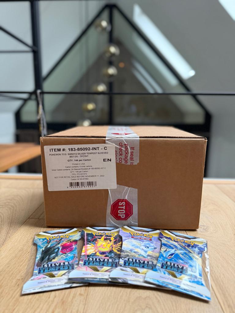 Silver Tempest sleeved booster Master Case (144 Boosters), Hobby en Vrije tijd, Verzamelkaartspellen | Pokémon, Ophalen of Verzenden
